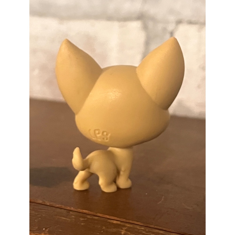Hasbro Littlest Pet Shop LPS Tan Beige Chihuahua #92 Poco La Playa Puppy Dog - Picture 3 of 5